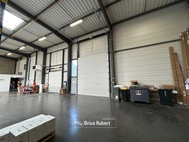 Office in Saint-Priest for lease - Interior Photo - Image 3 of 6