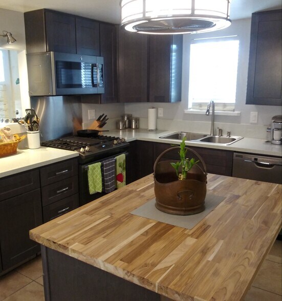 571 Desert Way, Palm Springs, CA for sale - Interior Photo - Image 2 of 9