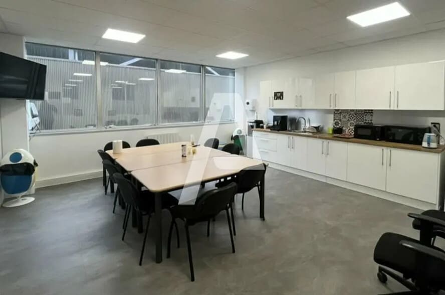 Flex in Les Ulis for lease - Building Photo - Image 1 of 7