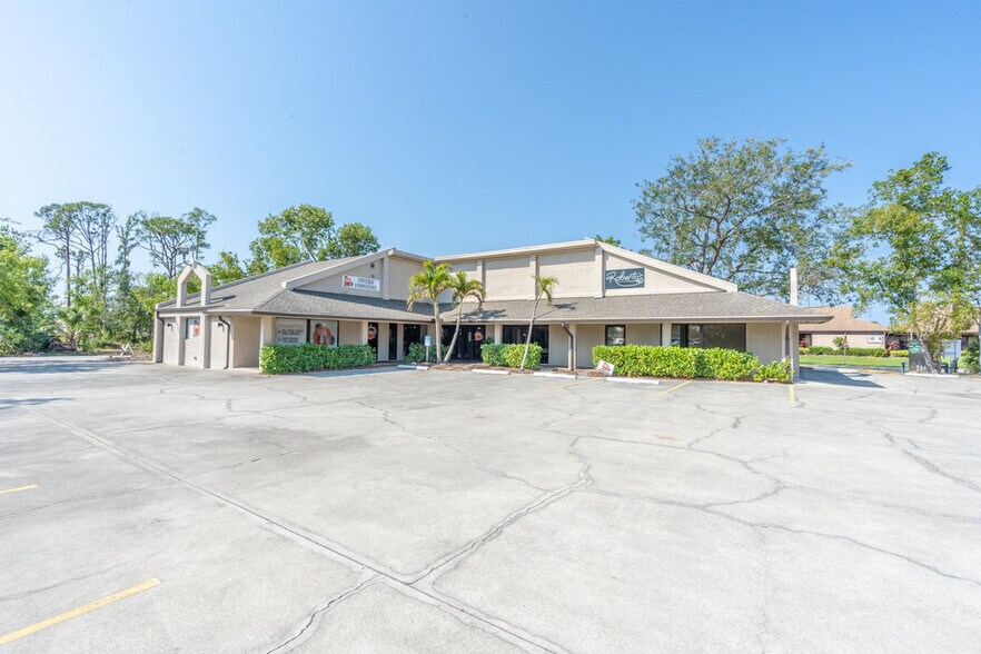 12795 Kenwood Ln, Fort Myers, FL for sale - Primary Photo - Image 1 of 31