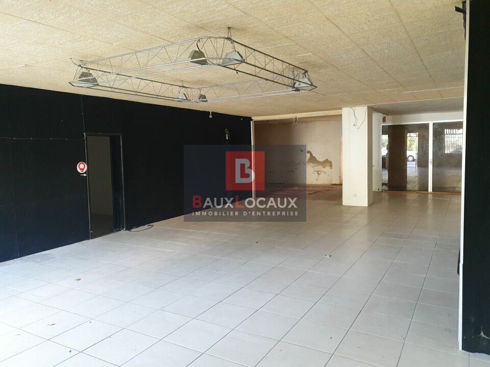 Retail in Salon-de-Provence for lease Interior Photo- Image 1 of 4