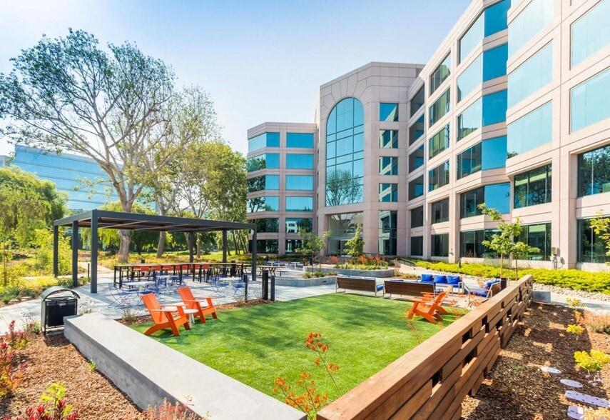 555 Twin Dolphin Dr, Redwood City, CA for lease - Building Photo - Image 2 of 8