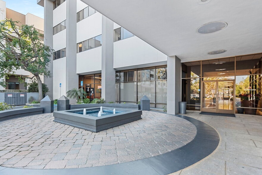 223 E Thousand Oaks Blvd, Thousand Oaks, CA for lease - Building Photo - Image 2 of 9