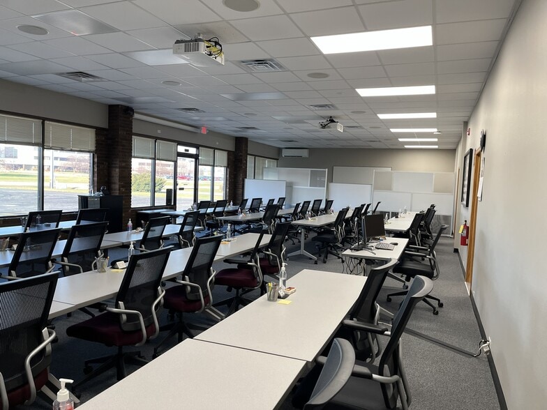 2200 S Washburn St, Oshkosh, WI for sale - Interior Photo - Image 3 of 15