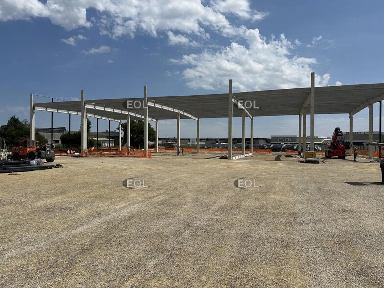 Flex in Servon for lease - Building Photo - Image 3 of 5