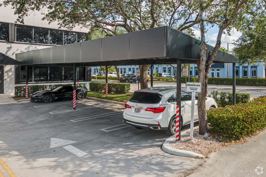 14261 Commerce Way, Miami Lakes, FL for lease - Building Photo - Image 3 of 4
