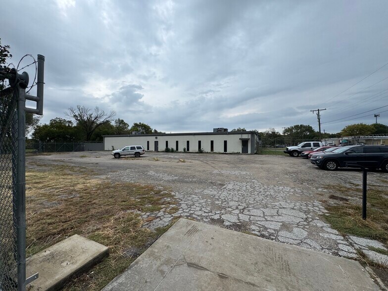 3136 Danieldale Rd, Lancaster, TX à louer - Photo du bâtiment - Image 2 de 3