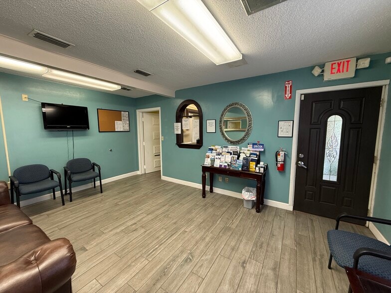 500 Memorial Cir, Ormond Beach, FL for sale - Interior Photo - Image 2 of 18