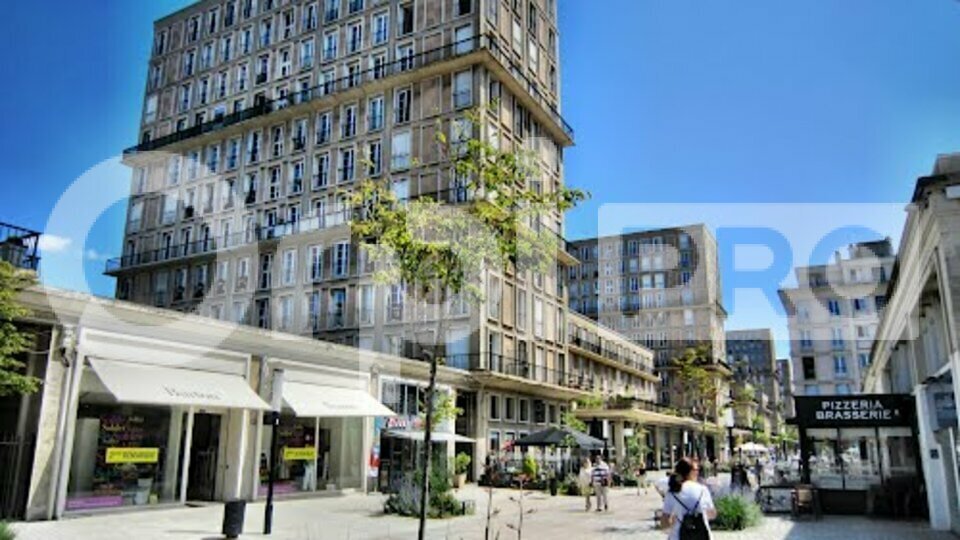 Retail in Le Havre for lease Building Photo- Image 1 of 3