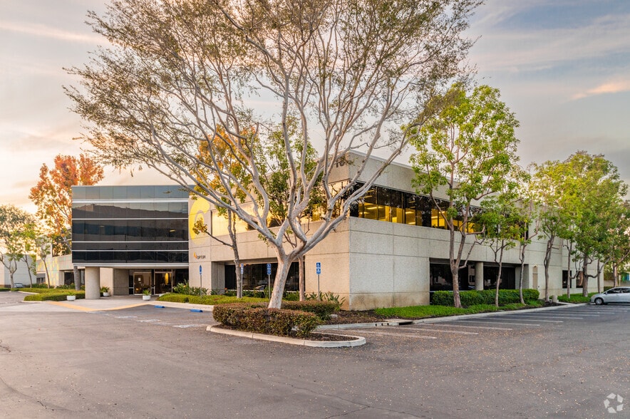 18 Centerpointe Dr, La Palma, CA à vendre - Photo du bâtiment - Image 2 de 5