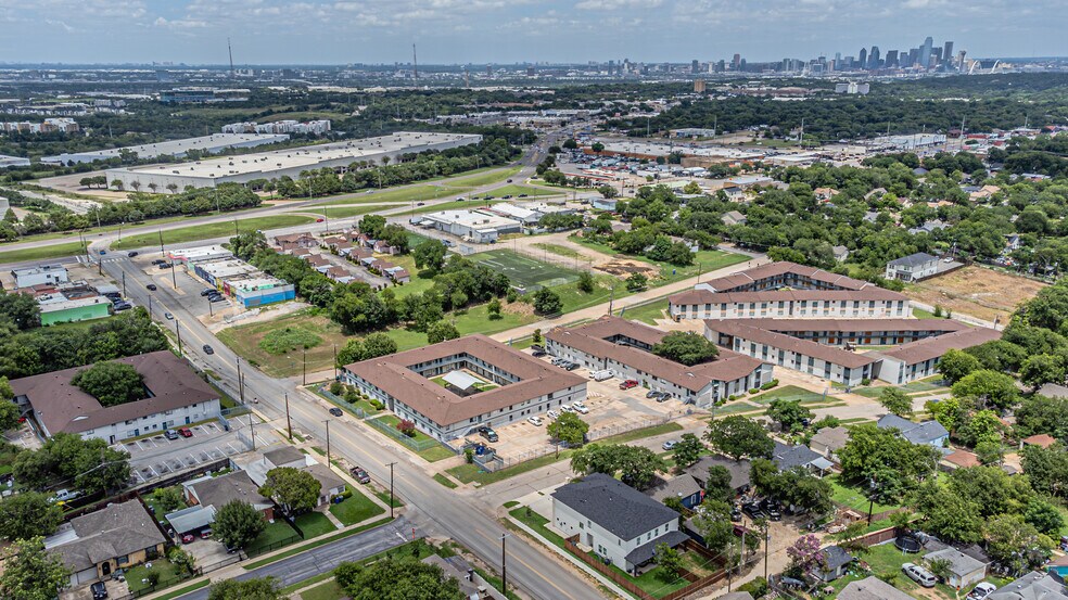 3706 W 8th St, Dallas, TX à vendre - Photo du bâtiment - Image 2 de 27