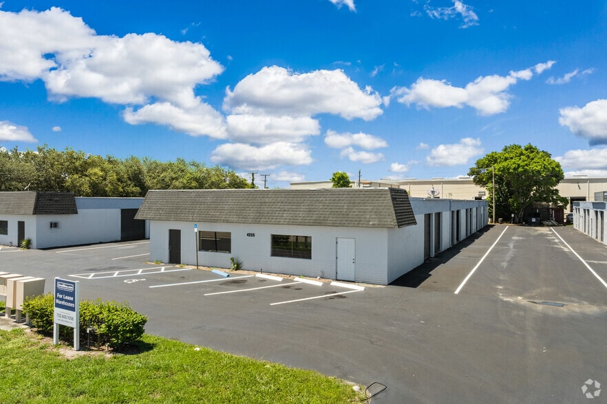 4255 Westroads Dr, Riviera Beach, FL for lease - Building Photo - Image 2 of 22