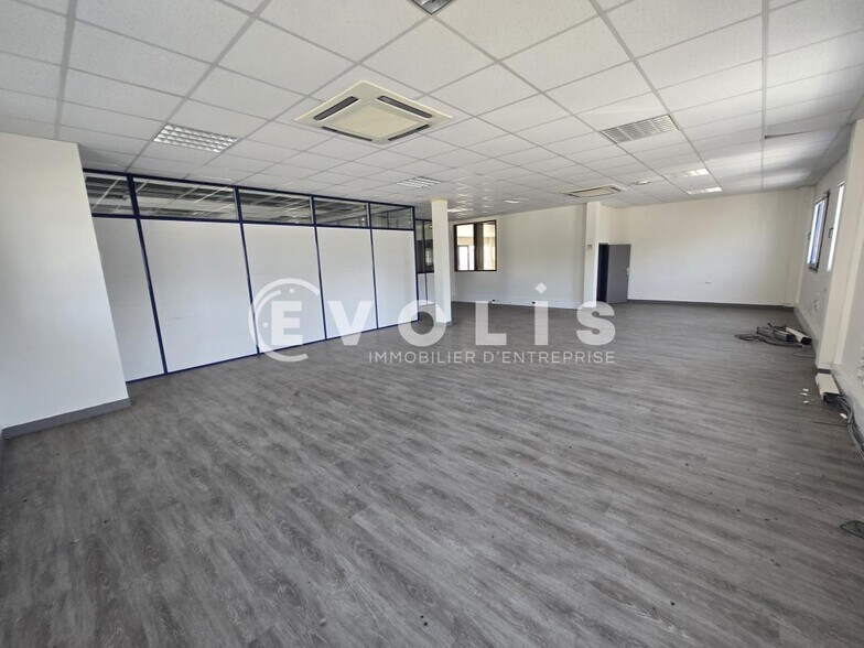 Flex in Morangis for lease - Interior Photo - Image 3 of 9