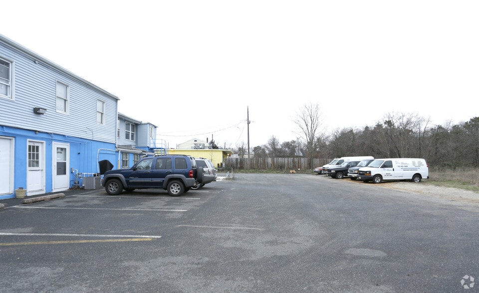 231 Chambers Bridge Rd, Brick, NJ à louer - Photo du bâtiment - Image 3 de 8