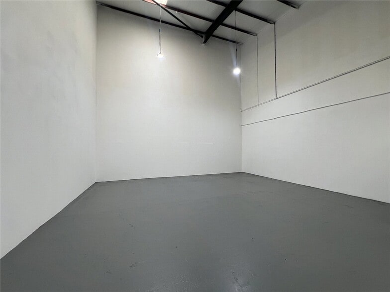 Featherbed Ln, Shrewsbury for lease - Interior Photo - Image 3 of 9