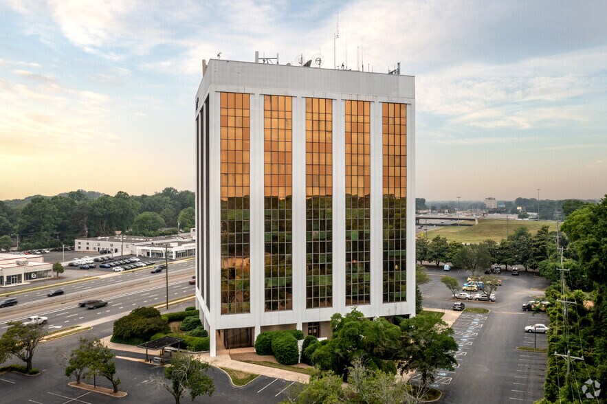 4801 E Independence Blvd, Charlotte, NC à louer - Photo du bâtiment - Image 2 de 8