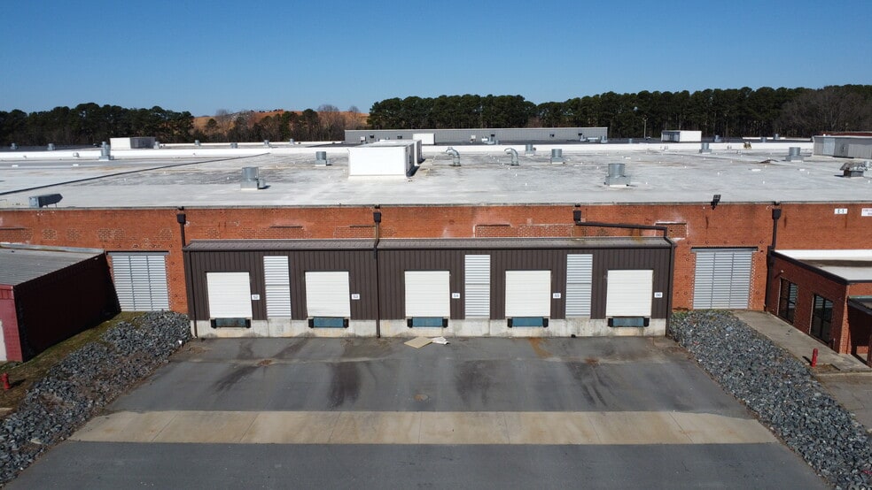 401 W Hanes Mill Rd, Winston-Salem, NC à louer - Photo du bâtiment - Image 2 de 8