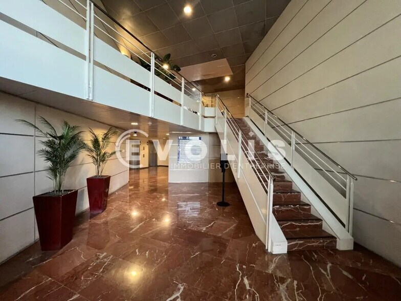 9-10 Porte De Neuilly, Noisy-le-Grand à louer - Photo du bâtiment - Image 3 de 8