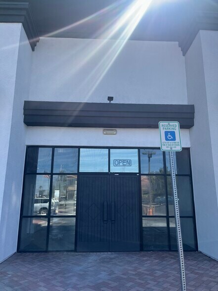 4255 S Durango Dr, Las Vegas, NV à louer - Photo du bâtiment - Image 3 de 13