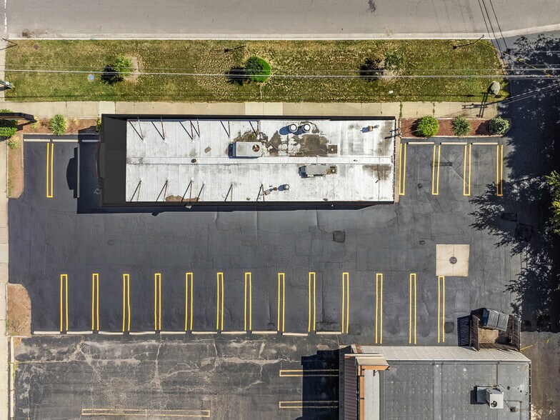 28407 5 Mile Rd, Livonia, MI à louer - Photo du bâtiment - Image 3 de 12