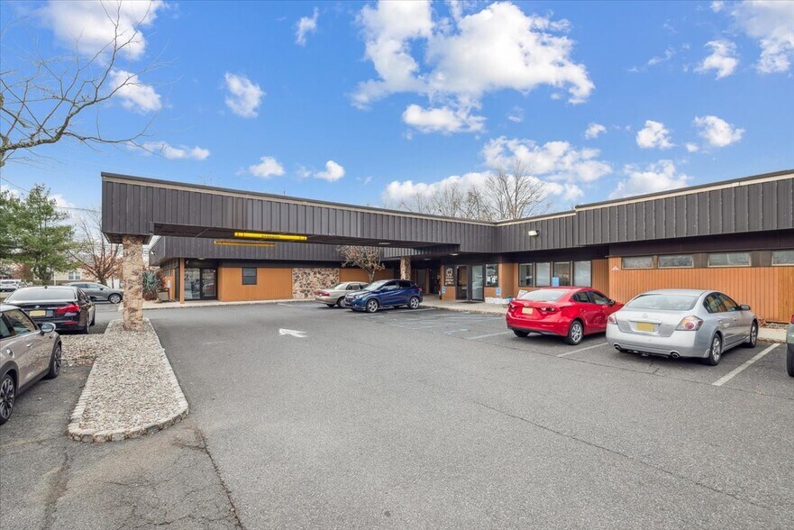 215 Union Ave, Bridgewater, NJ à vendre - Photo du bâtiment - Image 3 de 24