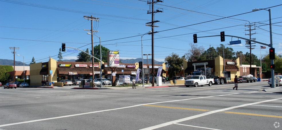 11100 Sepulveda Blvd, Mission Hills, CA à louer - Photo du bâtiment - Image 2 de 2