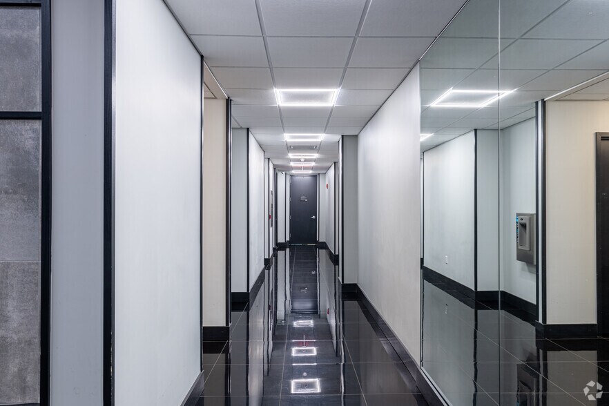 570 Taxter Rd, Elmsford, NY à louer - Hall d’entrée - Image 3 de 12