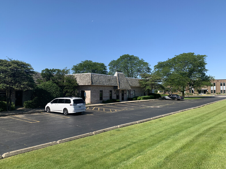 390-402 E St. Charles Rd, Carol Stream, IL for sale - Building Photo - Image 1 of 1