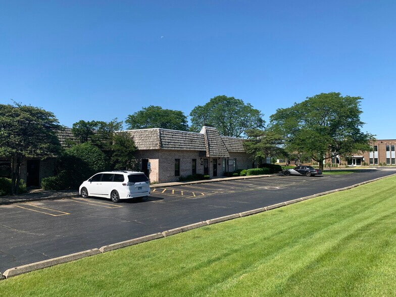 390-402 E St. Charles Rd, Carol Stream, IL à louer - Photo du bâtiment - Image 2 de 5