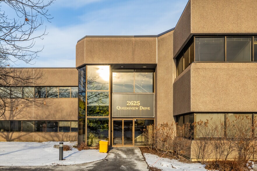 2625 Queensview Dr, Ottawa, ON à louer - Photo du bâtiment - Image 2 de 6