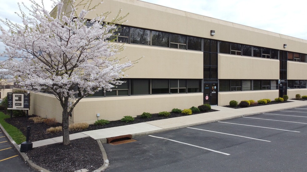 80 Red Schoolhouse Rd, Chestnut Ridge, NY à vendre - Photo du bâtiment - Image 1 de 1