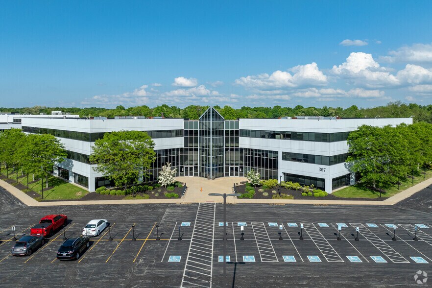 367 Ghent Rd, Fairlawn, OH à vendre - Photo du bâtiment - Image 2 de 5
