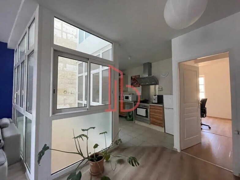 Office in Bordeaux for lease - Interior Photo - Image 2 of 8