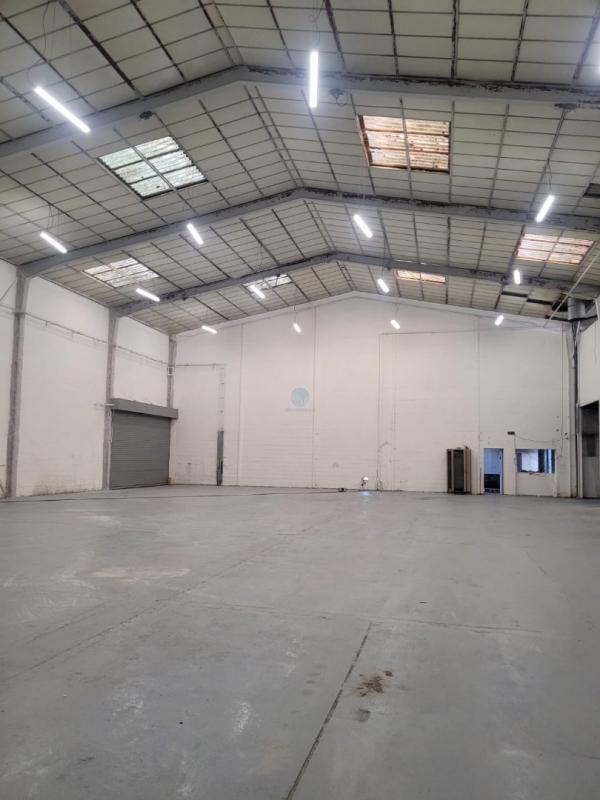 Industrial in Saint-Jean-de-Braye for lease Interior Photo- Image 1 of 4