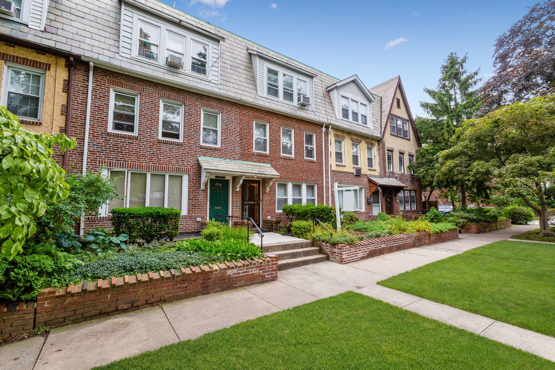 10015 Ascan Ave, Forest Hills, NY à vendre Photo principale- Image 1 de 1