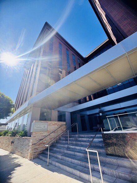 12301 Wilshire Blvd, Los Angeles, CA à louer - Photo du bâtiment - Image 3 de 8