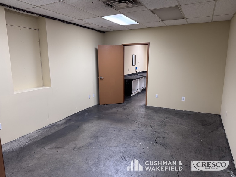 4501 Lakeside Ave, Cleveland, OH for lease - Building Photo - Image 2 of 9
