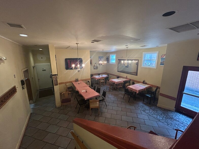 4918 Cordell Ave, Bethesda, MD for sale - Interior Photo - Image 2 of 5