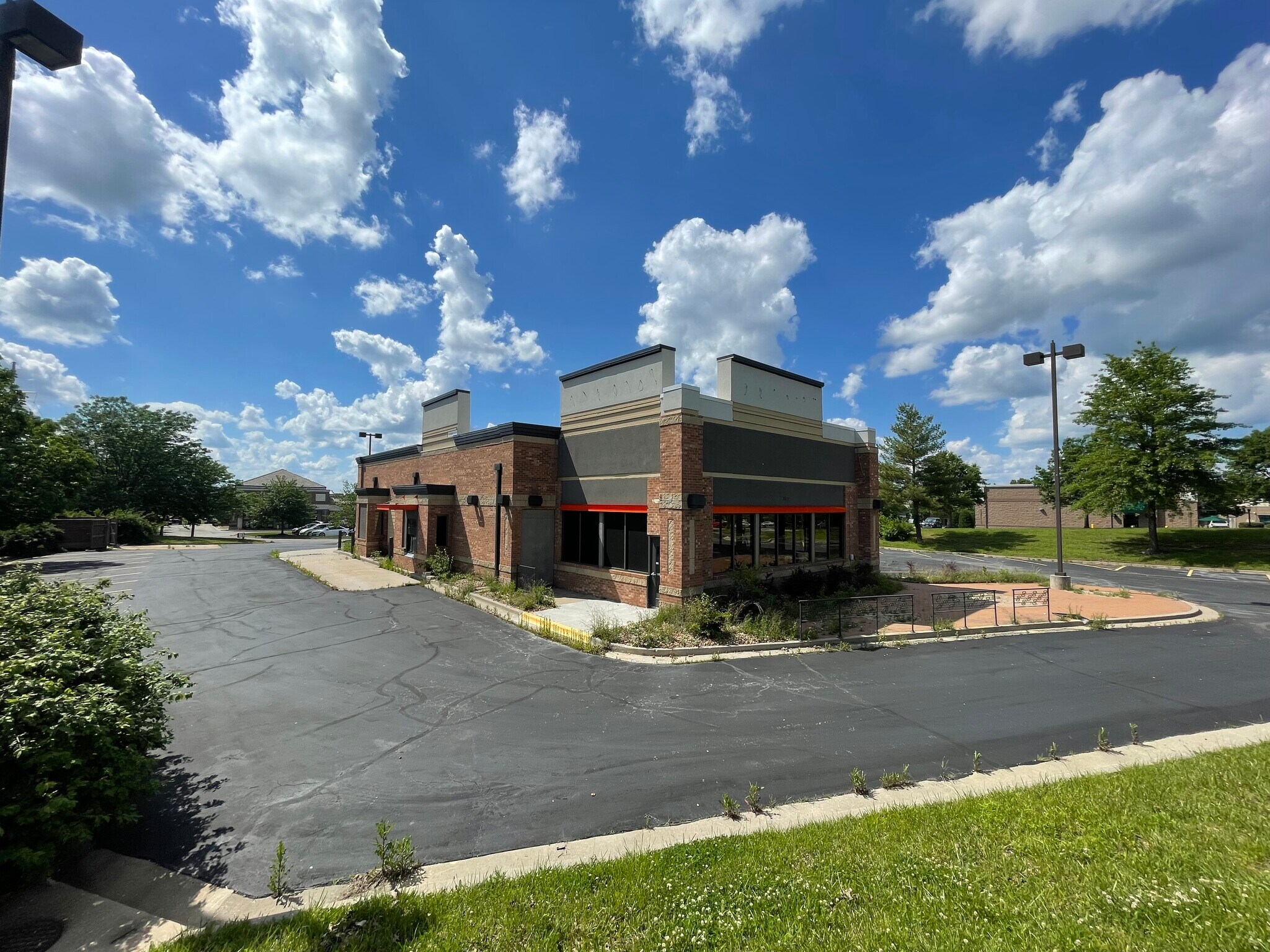 1100 NE Douglas St, Lee's Summit, MO for lease Building Photo- Image 1 of 8