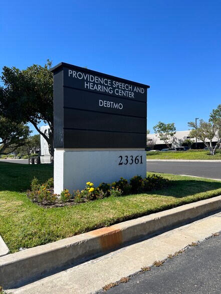 23351-23361 Madero, Mission Viejo, CA à louer - Photo du bâtiment - Image 2 de 21