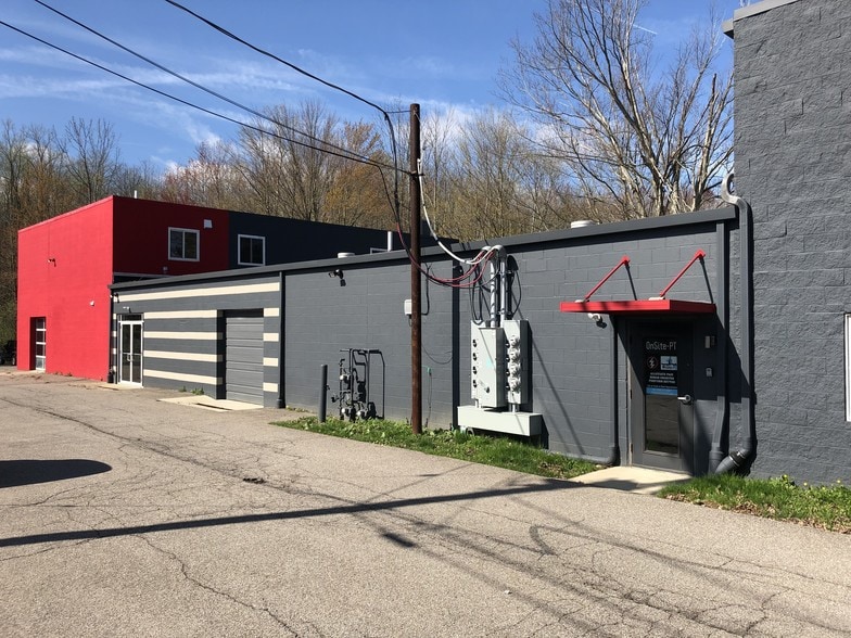 576 Industrial Pky, Chagrin Falls, OH for lease - Building Photo - Image 2 of 9