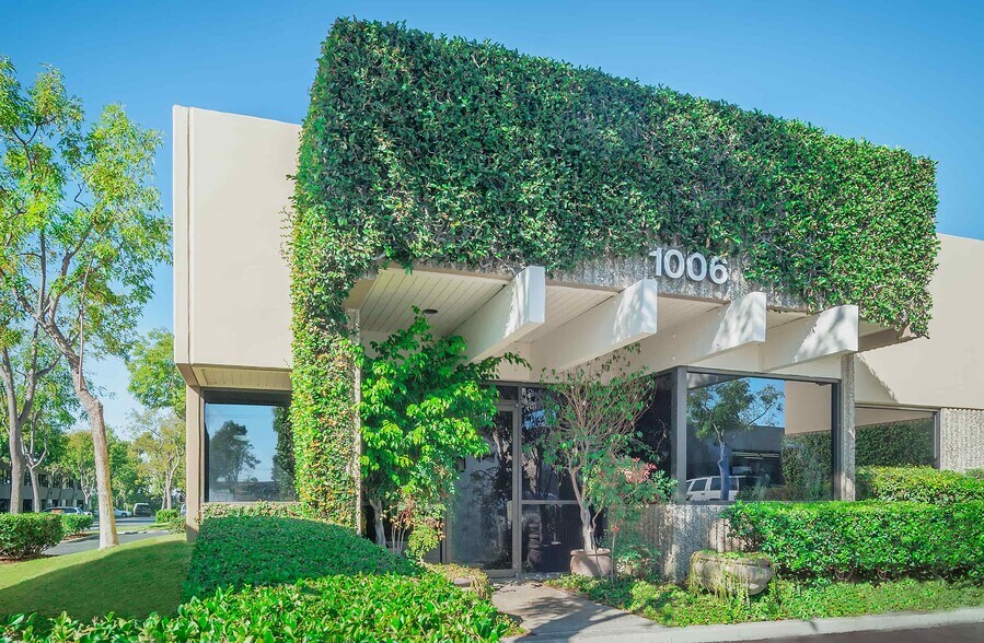 1001 Brioso Dr, Costa Mesa, CA à louer - Photo du bâtiment - Image 3 de 6