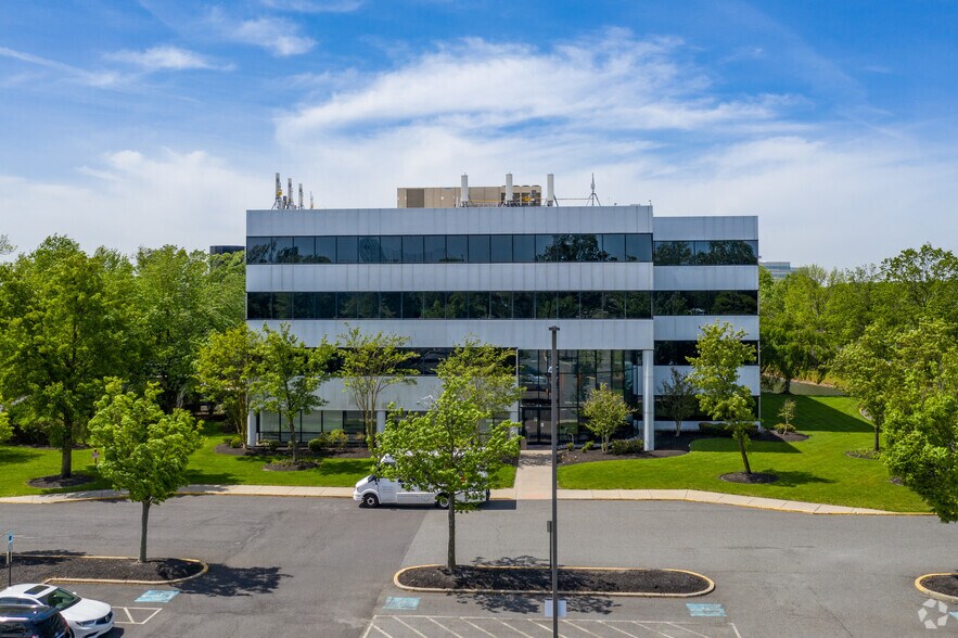 2000 Midlantic Dr, Mount Laurel, NJ for lease - Primary Photo - Image 1 of 3