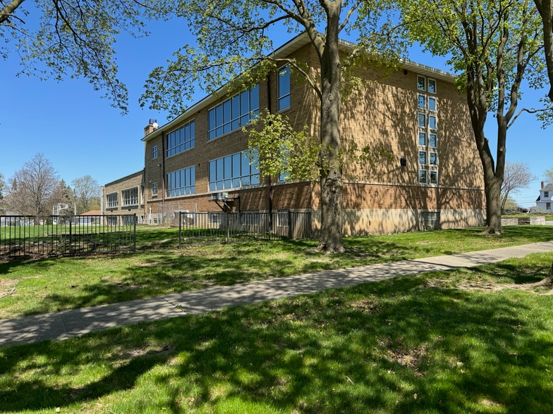 900 Elizabeth St, Antioch, IL for sale - Primary Photo - Image 2 of 5