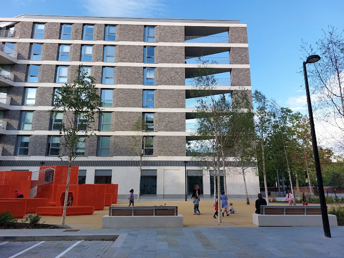 1 Sunrise Close, London for lease - Primary Photo - Image 1 of 1