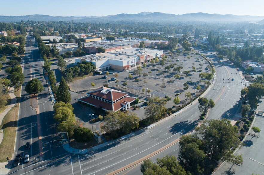199 W Hillcrest Dr, Thousand Oaks, CA à louer - Photo du bâtiment - Image 2 de 2