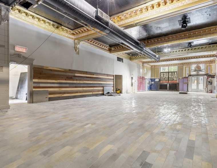 4465-4467 Boul Saint-Laurent, Montréal, QC à louer - Photo du bâtiment - Image 3 de 6