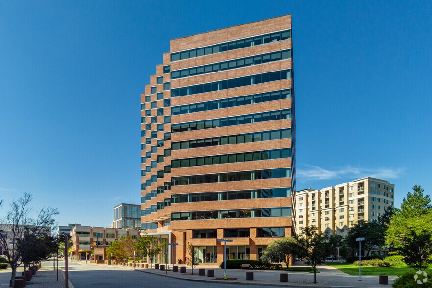 2111 Wilson Blvd, Arlington, VA à louer - Photo du bâtiment - Image 3 de 18