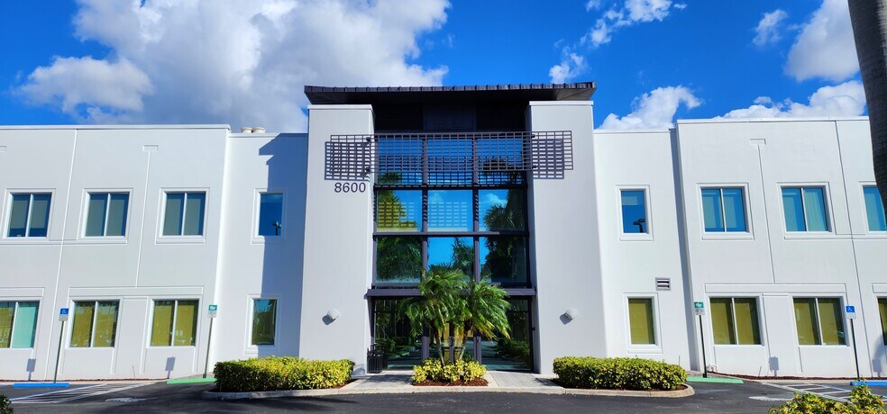8600 NW 17th St, Doral, FL à louer - Photo du bâtiment - Image 2 de 12