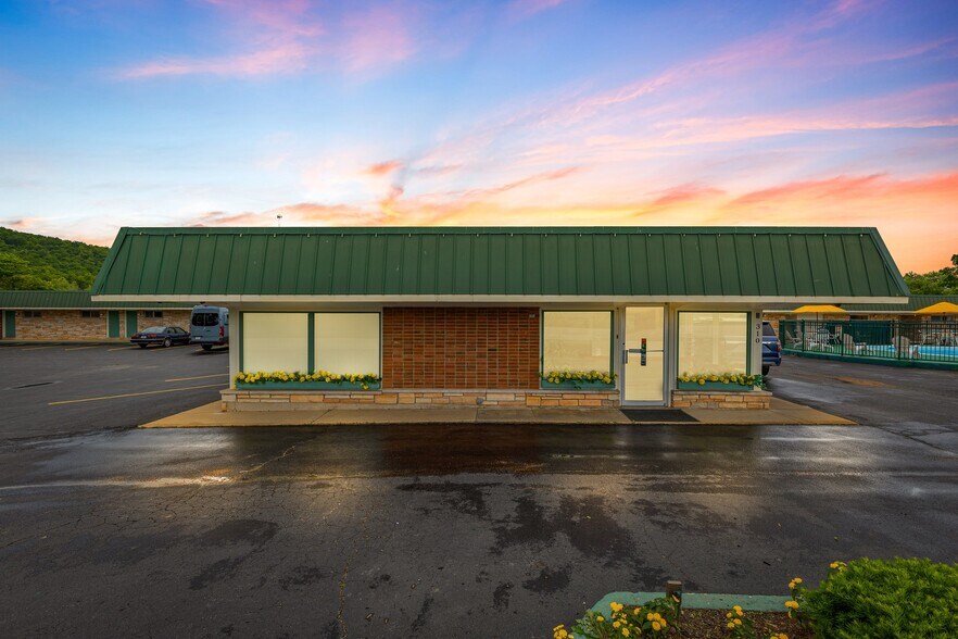 310 S McCune St, Pilot Knob, MO à vendre - Photo du bâtiment - Image 1 de 59